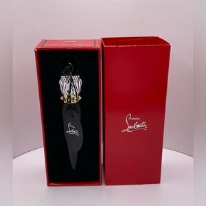 Christian Louboutin Velvet Matte Lip Colour Lipstick
Shade: 005M Red Dramadouce